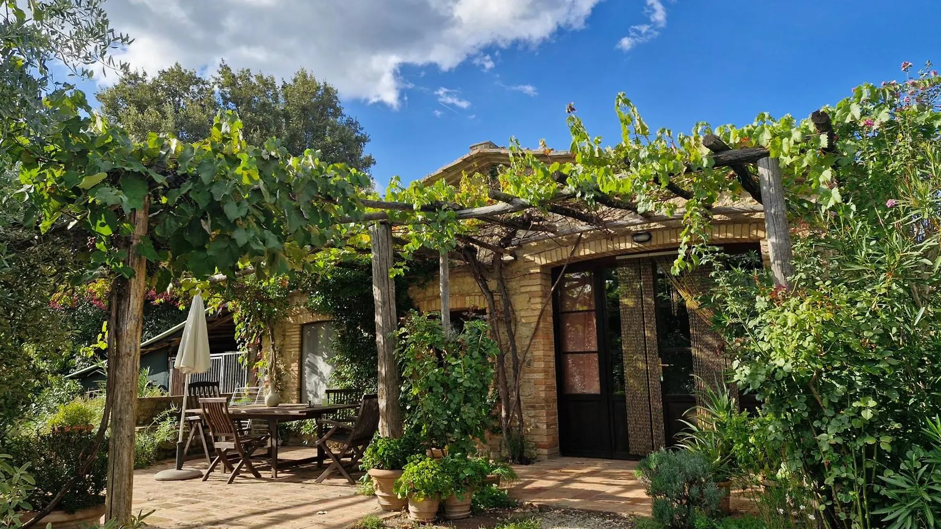 Olivo At Pietraie A Cottage With Many Flowers In The Valley Montecastelli Pisano Italy