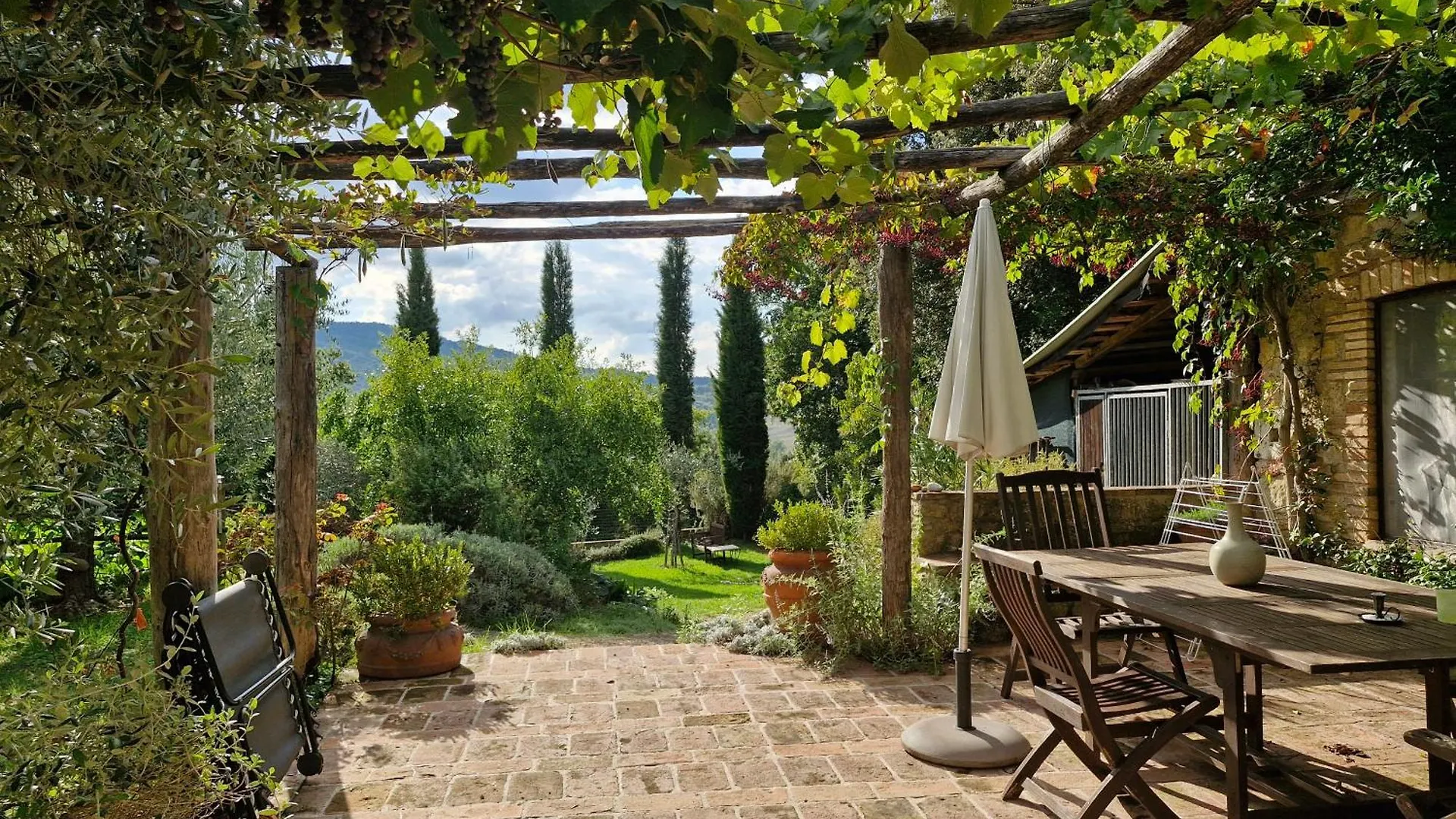 Apartment Olivo At Pietraie A Cottage With Many Flowers In The Valley Montecastelli Pisano Italy